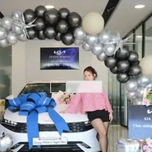 Kia Bạc Liêu - Hỗ trợ khách kiểm tra xe trước khi nhận.