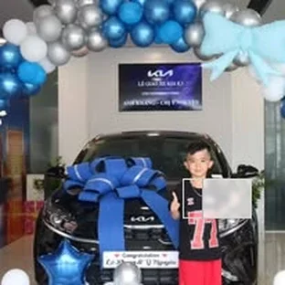 Kia Bạc Liêu - Hoạt động hỗ trợ khách chọn xe tại Hòa Bình.