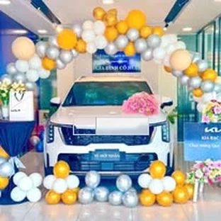 Kia Bạc Liêu - Hoạt động hỗ trợ khách chọn xe tại Hòa Bình.