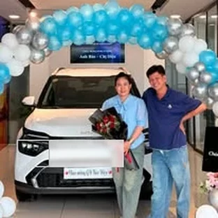 Kia Bạc Liêu - Khách hàng nhận xe sau khi hoàn tất thủ tục.